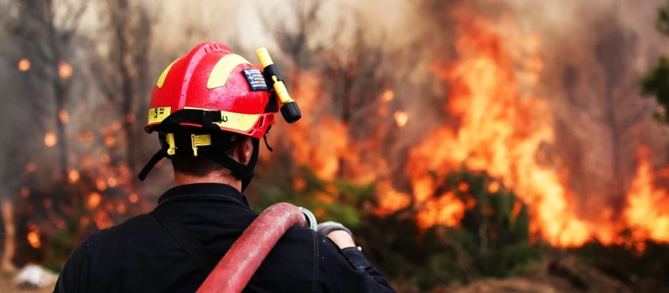 Φωτιά στην Αρχαία Κόρινθο: Μήνυμα από το «112» για προληπτική εκκένωση του χωριού Σολομός (upd)